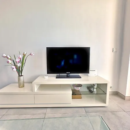 Diana 905. Superb South-facing One-bedroom With Amazing Sea Views. *