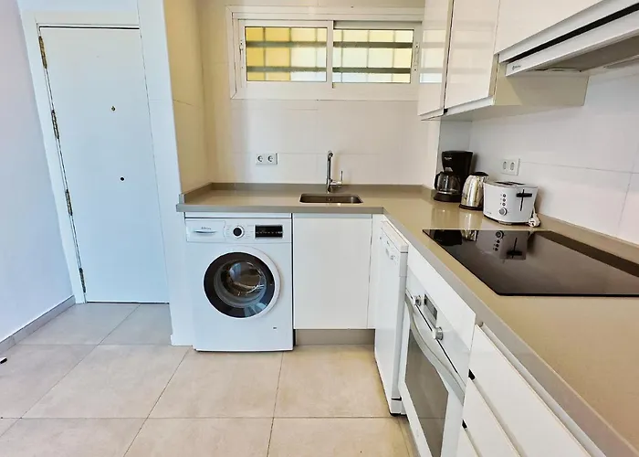 Diana 905. Superb South-facing One-bedroom With Amazing Sea Views. דירה